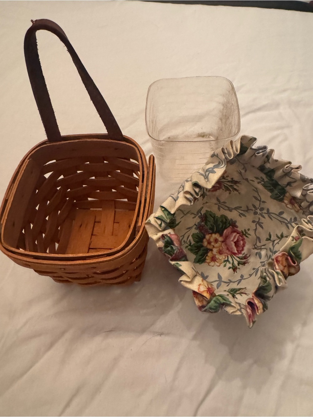 Longaberger Chive Basket 1996 with Floral Ruffle Liner and plastic liner - Picture 3 of 8